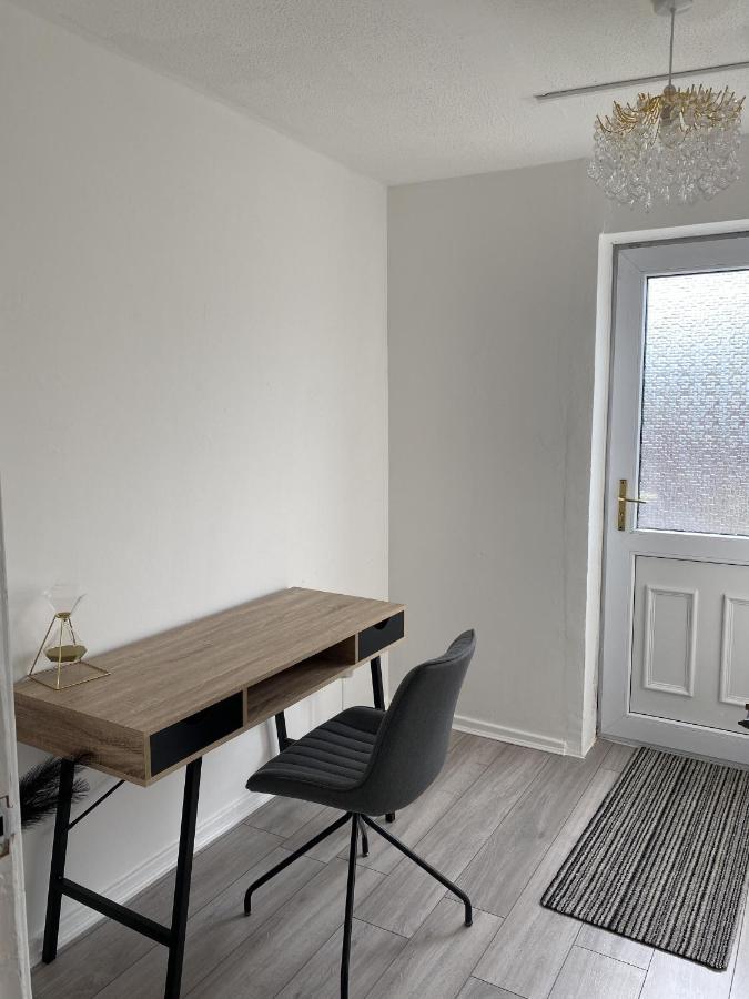 Bv Luxury Spacious 3 Bedroom House At Isaac Close Manchester Exterior foto